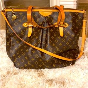 Authentic Louis Vuitton shoulder bag.